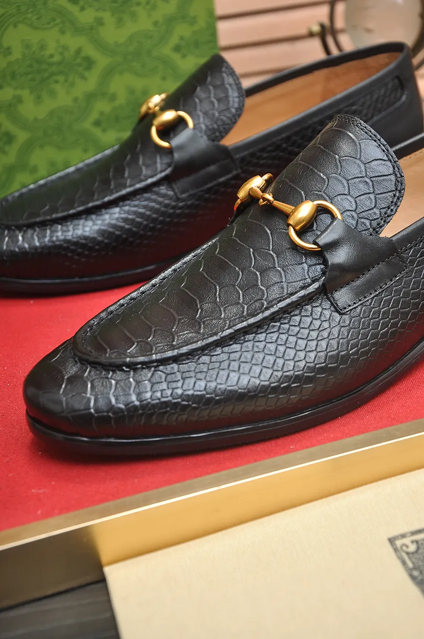 Men's shoes 💰600💶 Brand: GUCCI (Gucci) Standard size: Men's size 38/44 (45 can be customized) Grade: Same as the official website Original quality Material: Original cowhide Water-dyed cowhide lining Original rubber outsole Style category: Men's fashionable casual leather shoes Distinguished big-name luxury elements Top luxury Color: Actual picture